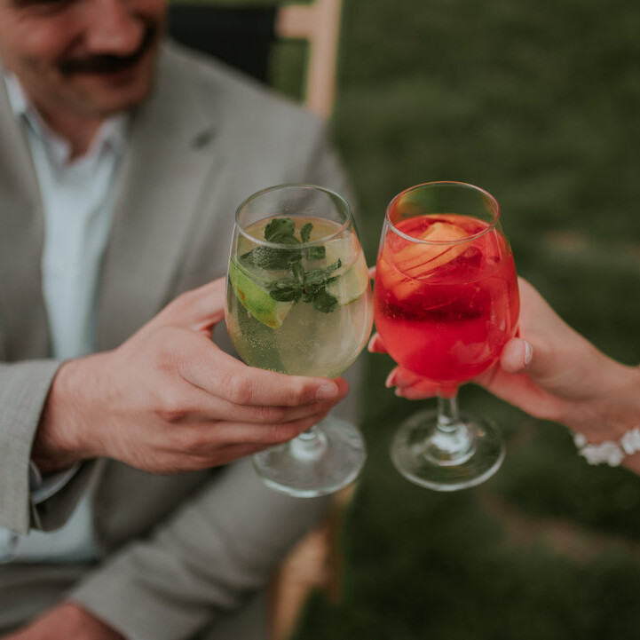 Goście weselni wznoszą toast kieliszkami Hugo i Aperol Spritz serwowanymi przez Vespa Bar.