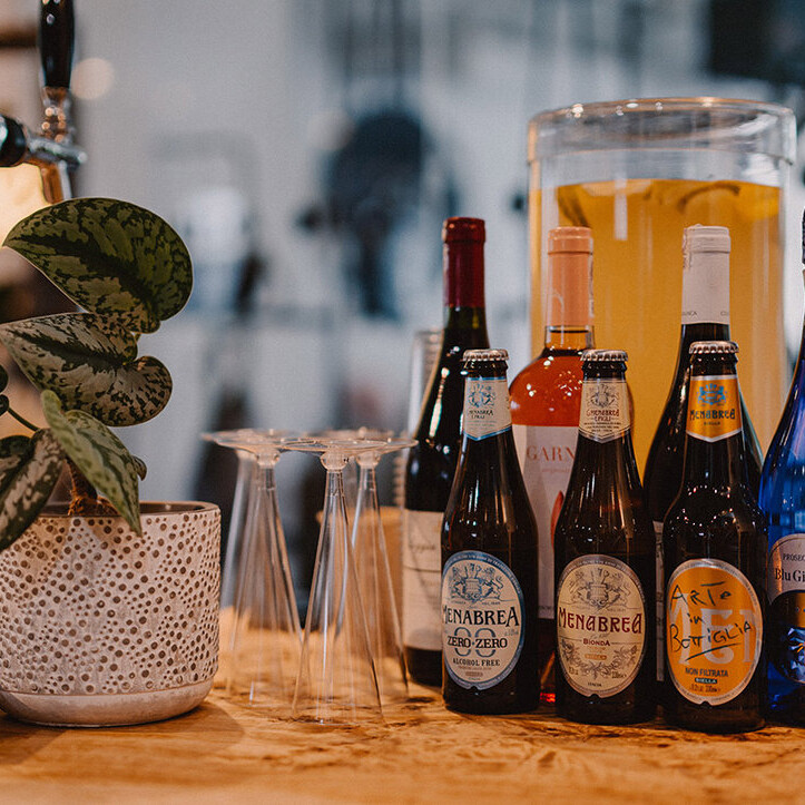 Selekcja włoskich win butelkowych, piw Menabrea oraz opcji zero alcohol na barze mobilnym Frizzanti.