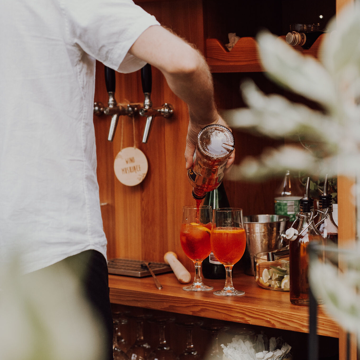 Serwujemy perfekcyjny Aperol Spritz oraz selekcję win z kranu bezpośrednio z naszej stylowej Vespy.